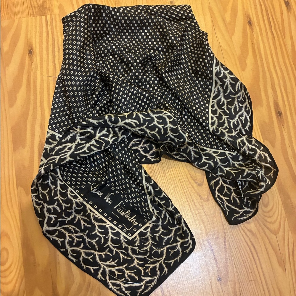 Diane Von Furstenberg VTG Black and Cream Patterned Silk Scarf
